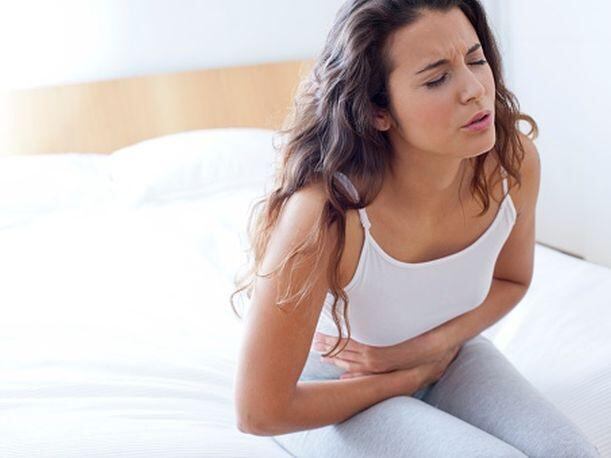 La cistitis es más común en las mujeres, ya que al tener uretras más cortas, las bacterias tienen más facilidad de entrar y llegar a la vejiga urinaria.