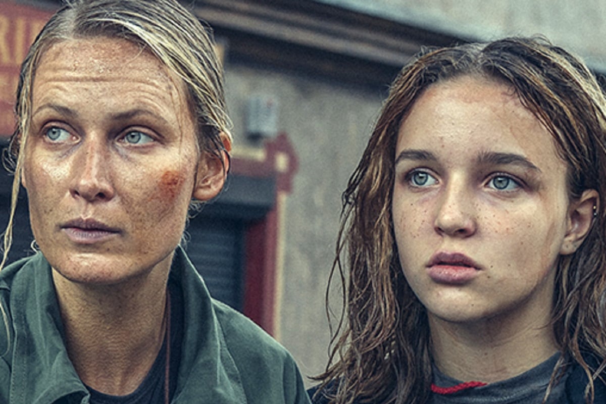 Tremer junto a su hija Klara tratando de llegar a la oficina de Marczak en "La gran inundación" (Foto: Netflix)