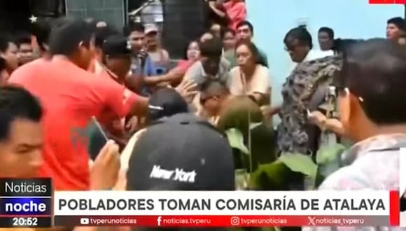 Vecinos toman a la fuerza comisaría de Atalaya y golpean a policías ante el incremento de la delincuencia. (Foto: TV Perú Noticias)