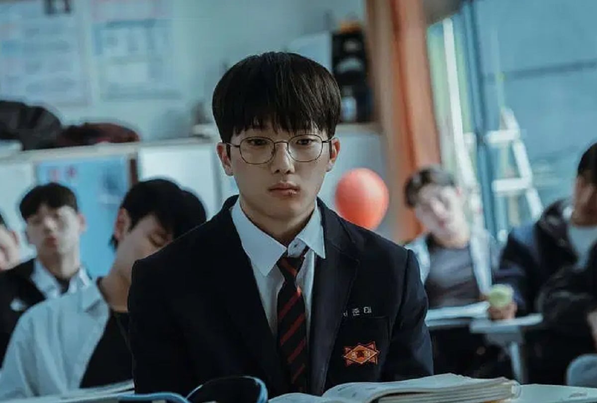 Si-eun defendió a Seo Jun-tae (Choi Min-yeong) en el primer episodio de la segunda temporada de "Un héroe débil" (Foto: Netflix)