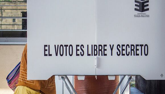 Una persona emitiendo su voto en el municipio de Tehuantepec, en Oaxaca, México, el 5 de junio de 2022. (Foto de Luis Villalobos / EFE)