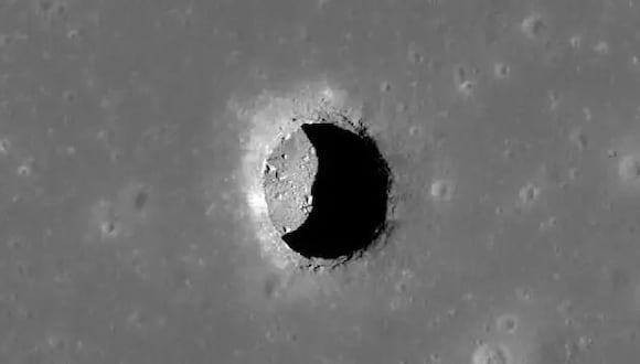 Los científicos habían especulado que "pozos lunares" como este podrían ser entradas a cuevas; ahora tienen pruebas.
