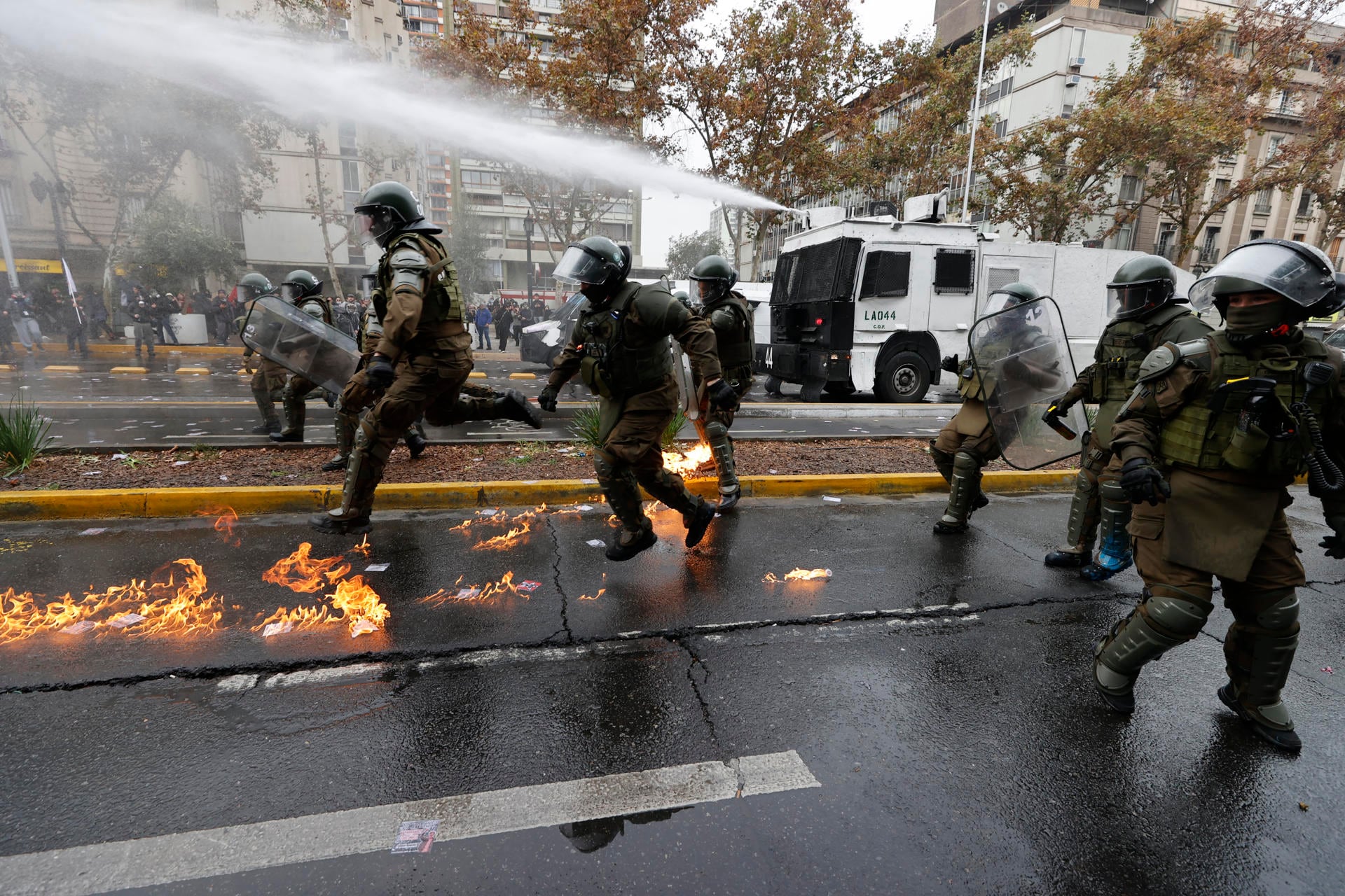 Miembros de la Policía Nacional de Chile dispersan a estudiantes durante una manifestación en Santiago, el 3 de mayo de 2026. (EFE/ Elvis González).