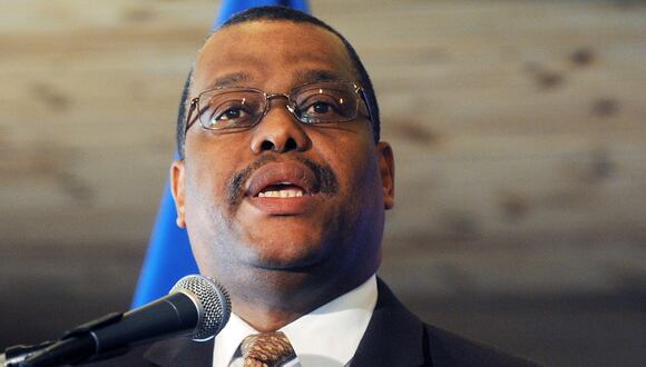 El Primer Ministro haitiano, Garry Conille, habla en su primera conferencia de prensa el 6 de enero de 2012 en Puerto Príncipe, Haití. (Foto de Thony BELIZAIRE / AFP)