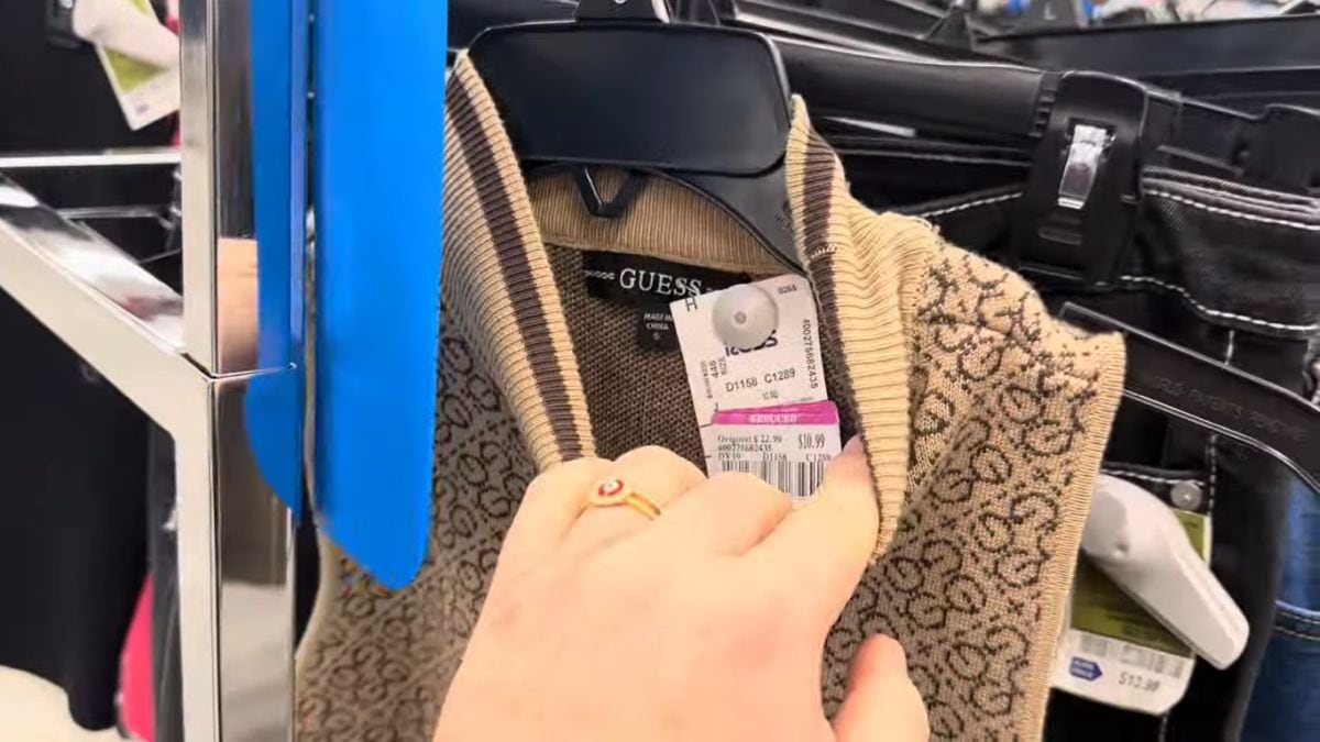 Prendas de tiendas reconocidas se venden en Ross Dress For Less, incluso algunas tienen la etiqueta rosa (Foto: YouTube de Elizabeth Ruiz Vlogs)