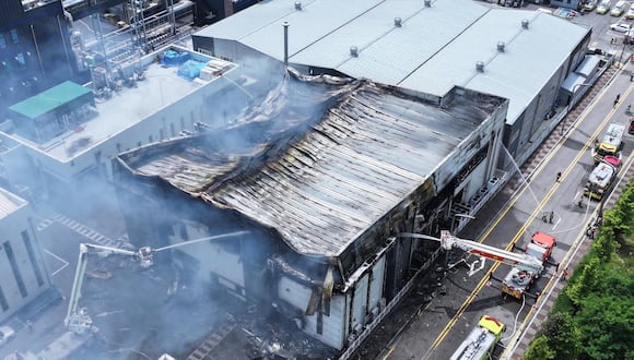 Los bomberos intentan apagar un incendio en una fábrica primaria de baterías de litio en Hwaseong, Corea del Sur, 24 de junio de 2024. EFE/EPA/YONHAP