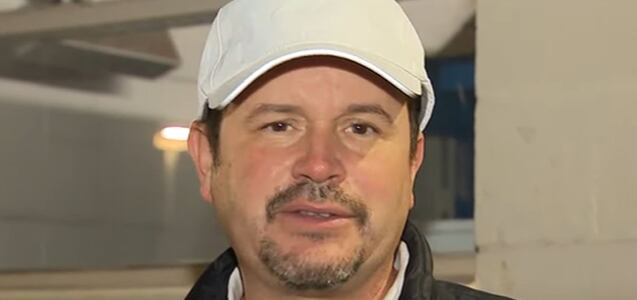 Trabajador de concesionaria de autos se olvida de una venta para ayudar a salvar a 4 niños de ahogarse en estanque helado