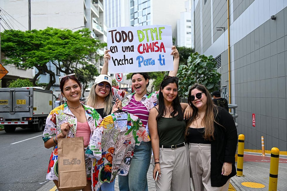 Lima 15 de enero del 2026 | Fanáticos del cantante Bad Bunny se encuentran en los exteriores del hotel Marriott | Fotos: Paloma del Solar/ @photo.gec