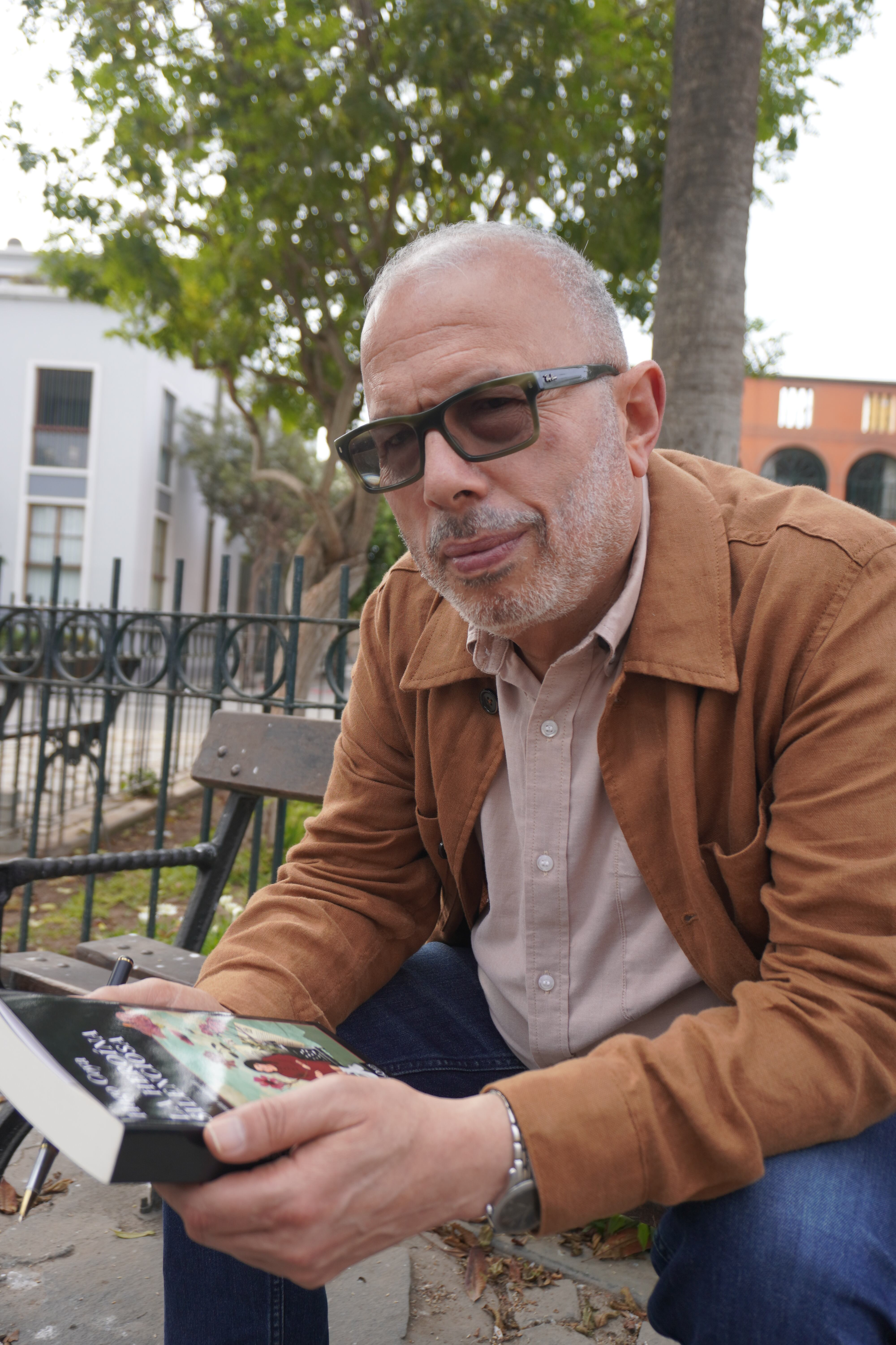Hugo Coya durante la presentación de su libro, detallando el proceso de archivo y rastreo documental que le permitió reconstruir la historia de Madeleine Truel. (Foto: Irene Camargo)