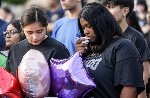 Colt Gray, the Georgia school shooter who “never talked” and had been on the FBI’s radar 2 People gather during a vigil for the victims of a school shooting in Georgia. (EFE/EPA/ERIK S. MENOR)