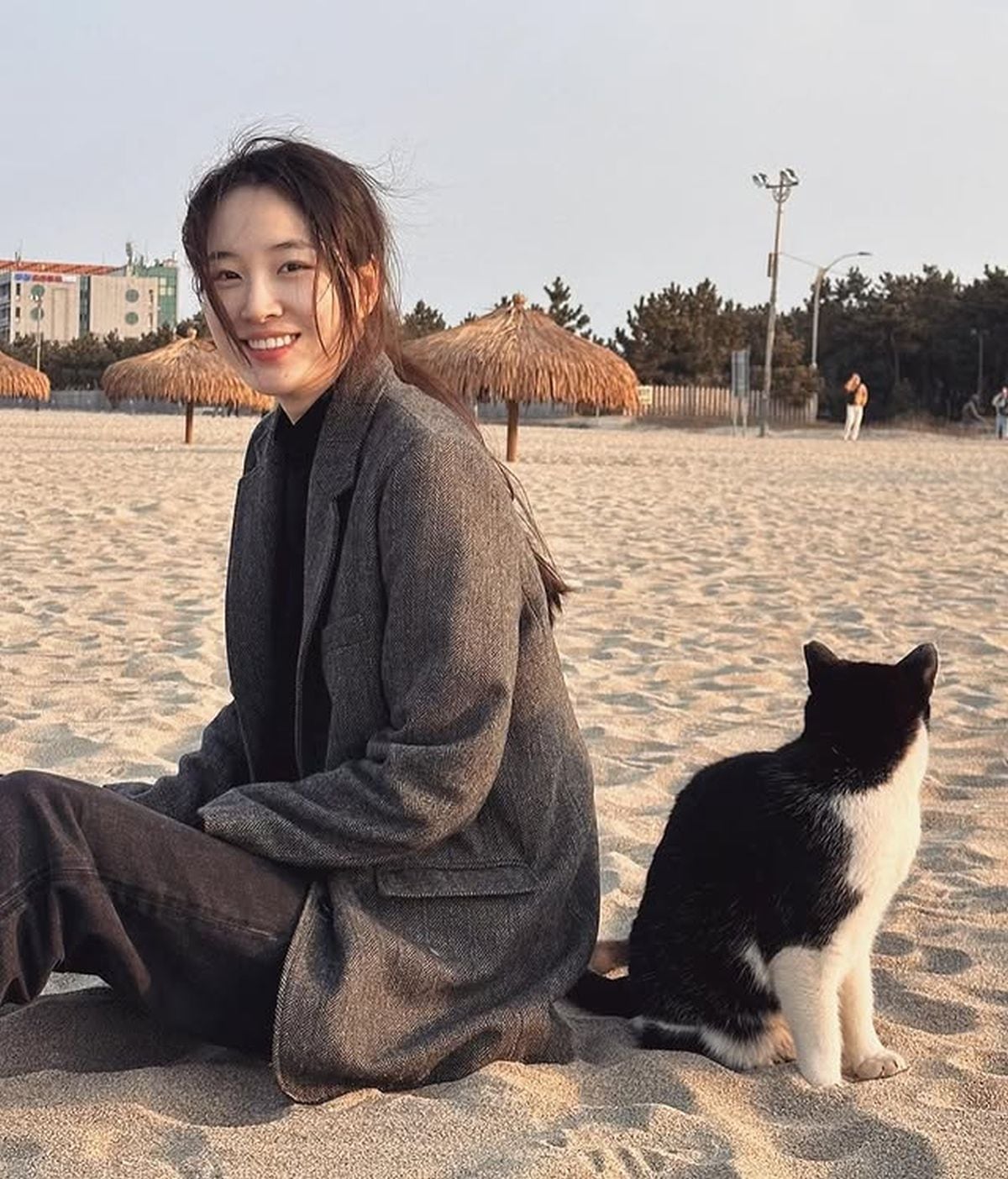 Aquí con la compañía de un gato. Ella sonríe para la cámara (Foto: Won Ji-an / Instagram)