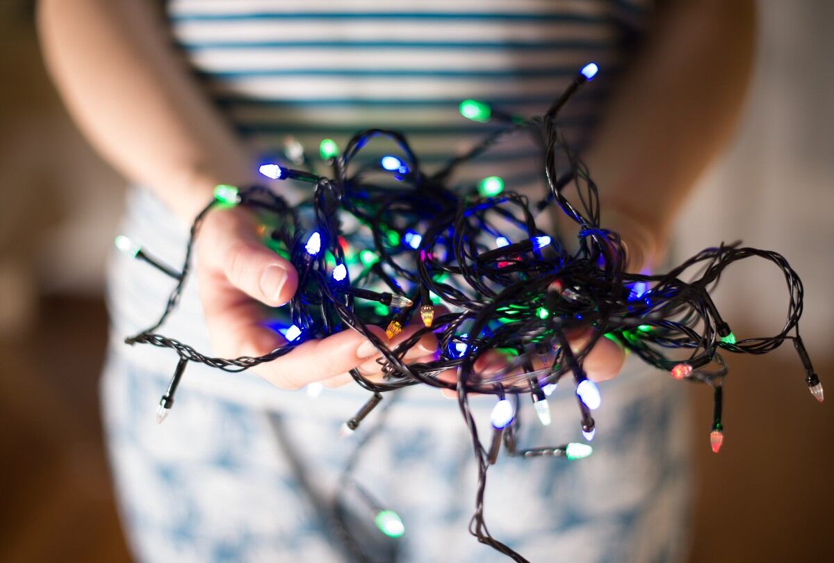 Una mujer de EE. UU. se volvió viral al compartir consejos de seguridad para evitar incendios en Navidad. (Foto referencial: Freepik)
