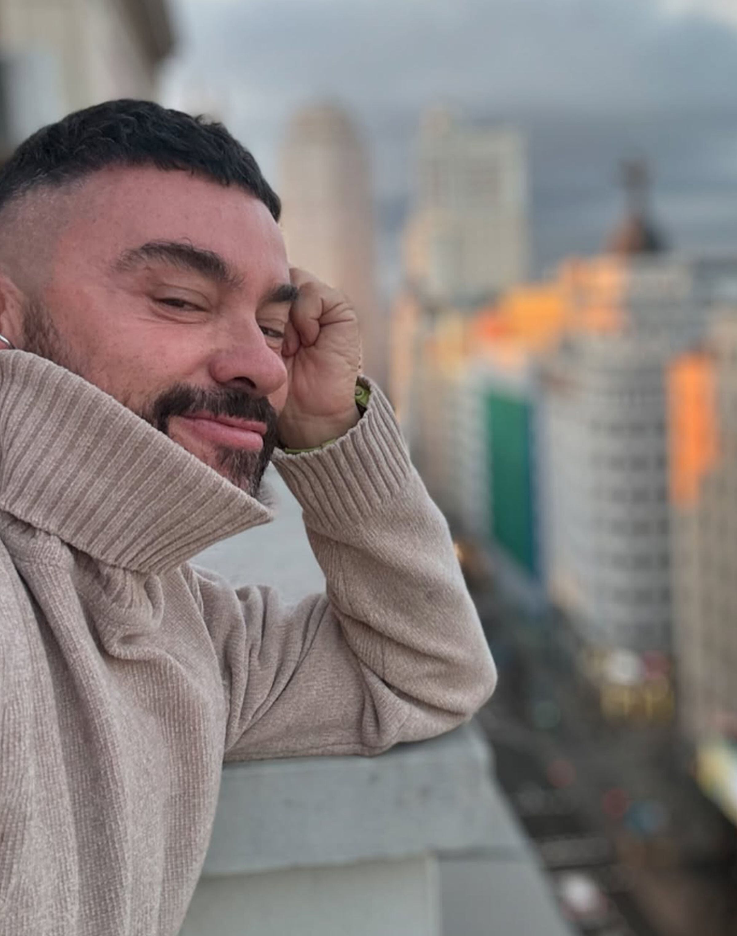 El actor y locutor español ha mantenido una actitud positiva y sigue activo en televisión y teatro.(Foto: Shiky/ Instagram)