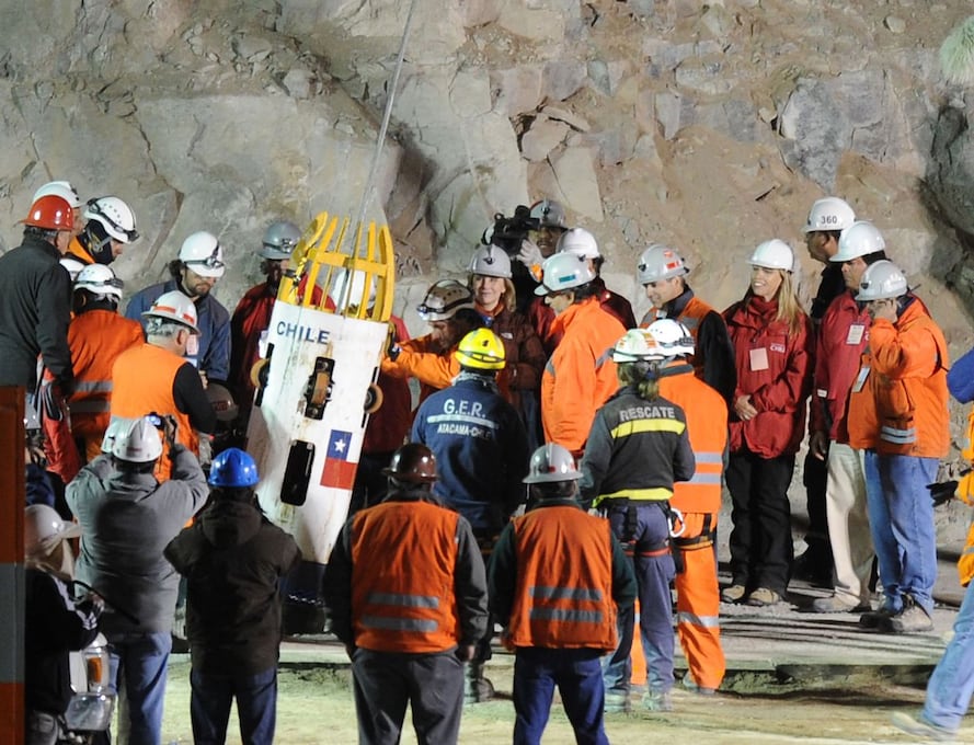 Manuel González inicia la operación de rescate de los 33 mineros atrapados en la mina San José, cerca de Copiapó, Chile, el 12 de octubre de 2010. (Foto de RODRIGO ARANGUA / AFP).