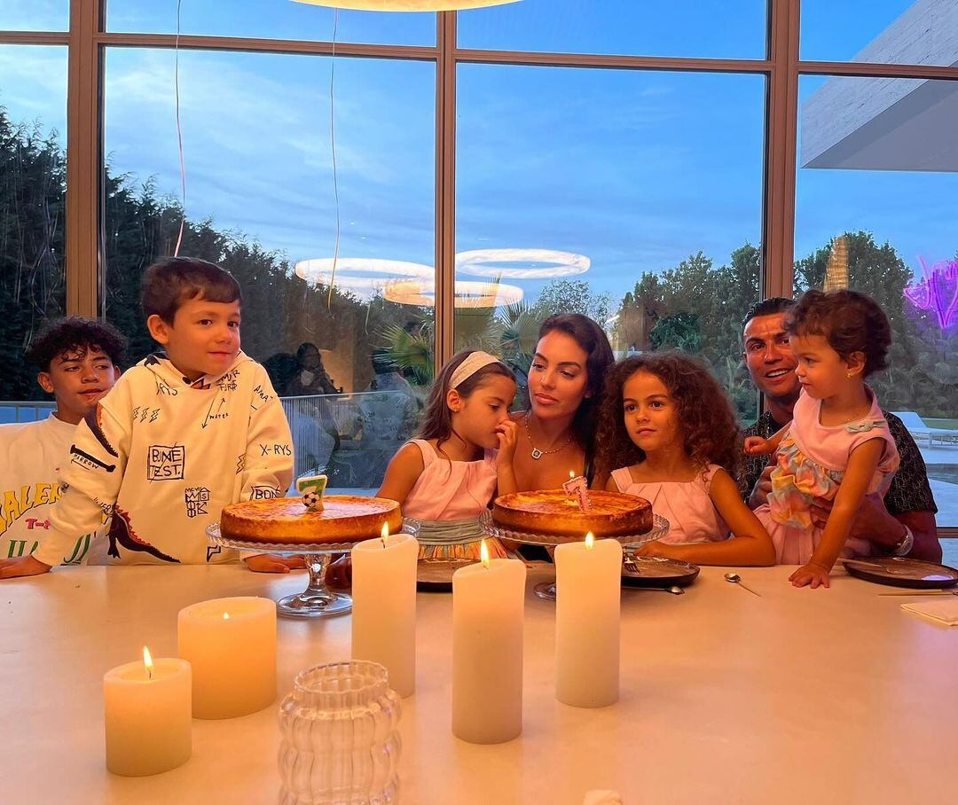 Cristiano Ronaldo y Georgina Rodríguez han formado una familia con los 3 hijos del futbolista y las 2 pequeñas que tuvieron juntos (Foto: Georgina Rodríguez / Instagram)