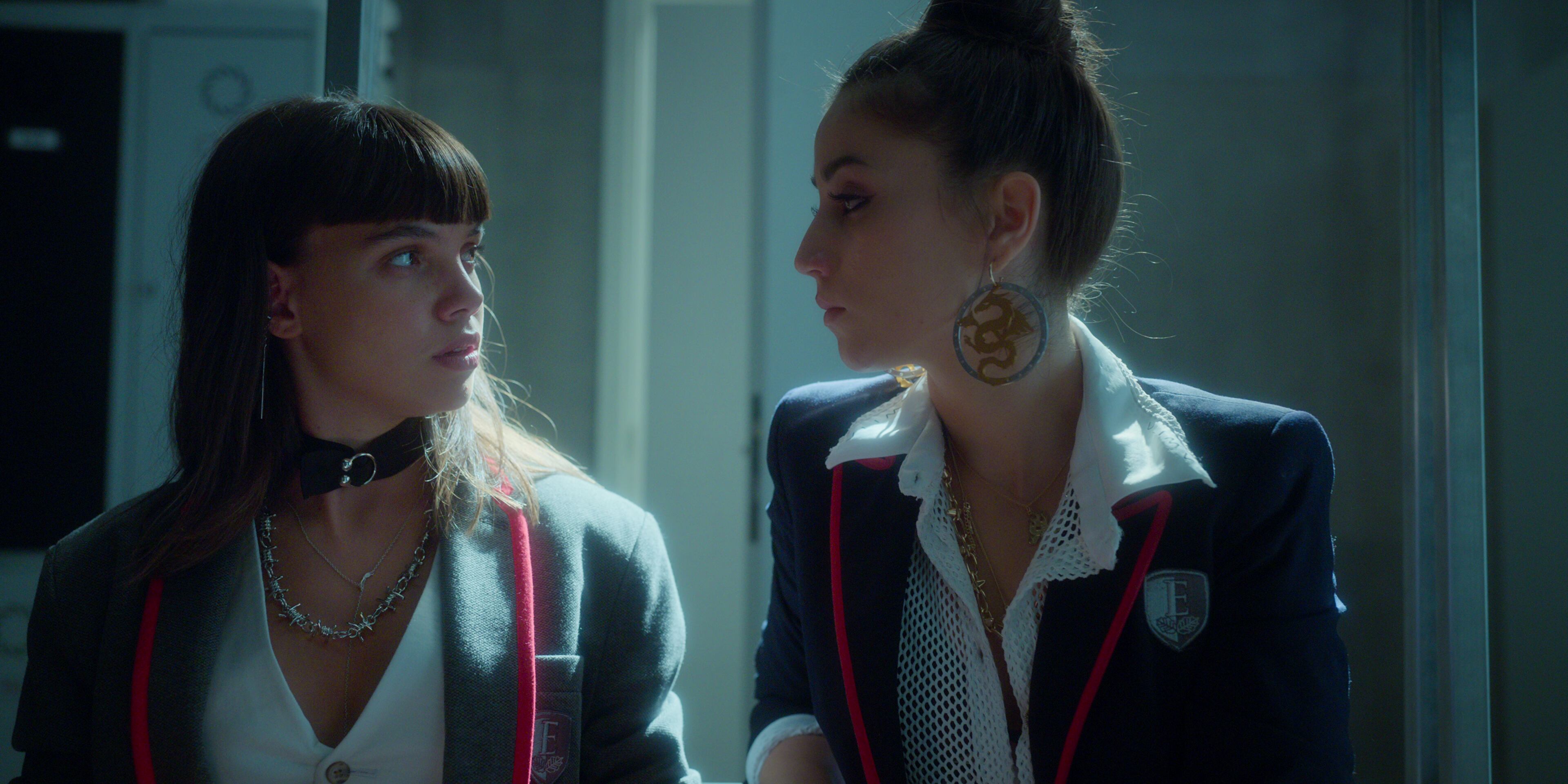 Mencía (Martina Caraddi) y Rebaka (Claudia Salas) en una escena de la cuarta temporada. Foto: Netflix