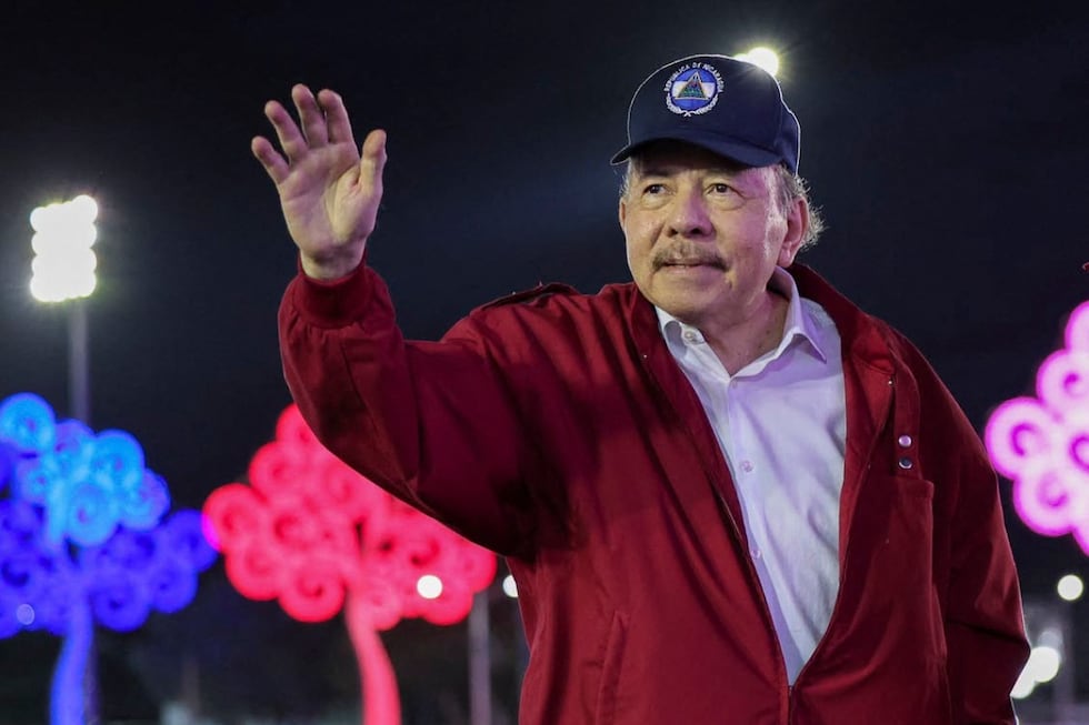 El presidente de Nicaragua, Daniel Ortega, saludando durante un acto para conmemorar el 47 aniversario de la Revolución Nicaragüense en Managua, el 19 de julio de 2026. (Cesar PEREZ / El 19 DIGITAL / AFP)