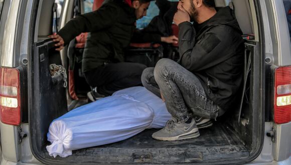 Los palestinos transportan el cuerpo de un familiar muerto en un bombardeo israelí desde la morgue del hospital Al-Shifa en la ciudad de Gaza el 15 de marzo de 2024, en medio del conflicto en curso entre Israel y el movimiento palestino Hamas. (Foto de AFP)