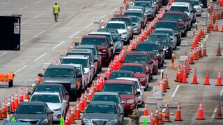 Larga fila de autos en el Hard Rock Stadium tras nuevos criterios para pruebas del coronavirus