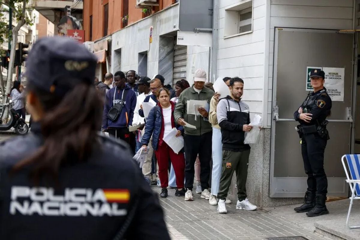Más de un millón de inmigrantes esperan regularizar su situación en España