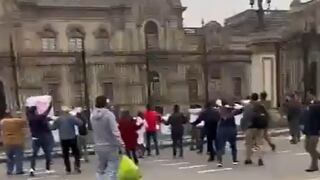 Pedro Castillo: simpatizantes del APRA protestan frente a Palacio de Gobierno para exigir renuncia del presidente
