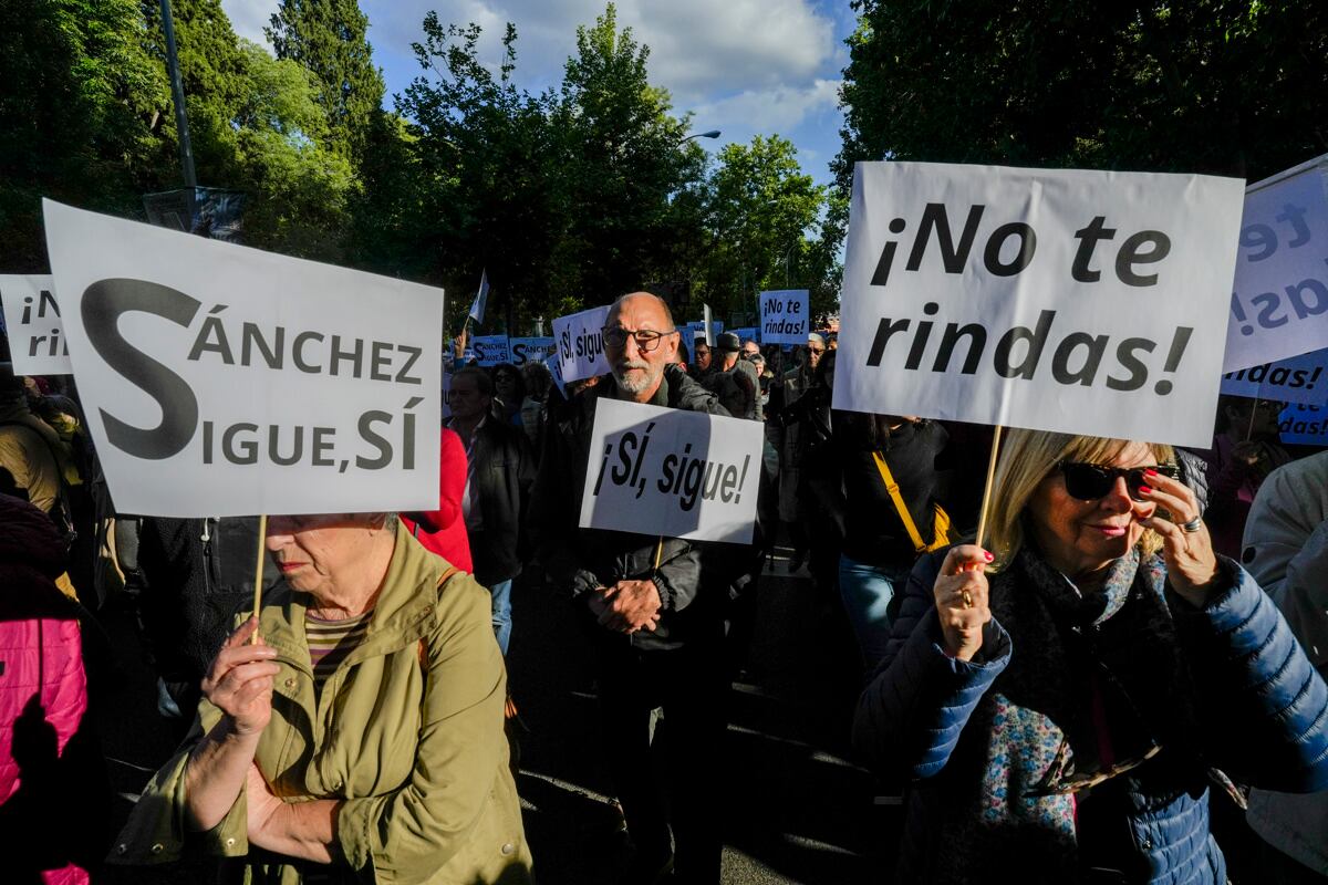La marcha con el lema "Por amor a la democracia", convocada por el colectivo La Plaza Madrid, el 28 de abril de 2024, por el centro de Madrid. (Foto de Borja Sánchez-Trillo / EFE)