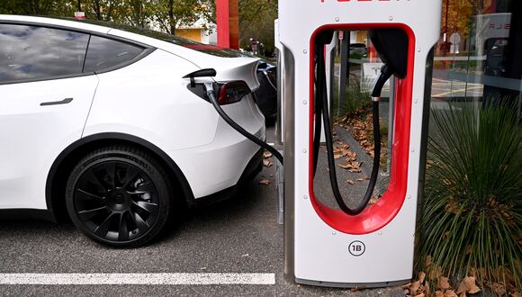 Nueva victoria para Tesla: Mercedes-Benz adoptará sus estándares de carga para sus vehículos eléctricos en Norteamérica. (Photo by William WEST / AFP)