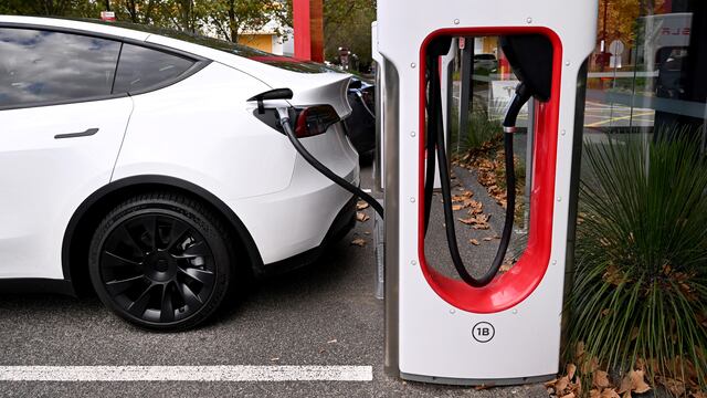 Nueva victoria para Tesla: Mercedes-Benz adoptará sus estándares de carga para sus vehículos eléctricos en Norteamérica