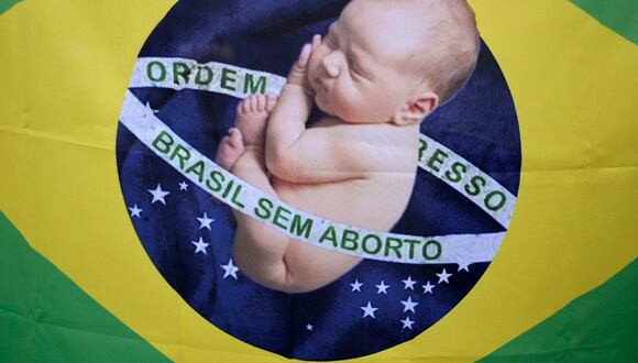 Una bandera brasileña muestra a un bebé durante una manifestación contra el aborto organizada por el grupo PL Mulher en la plaza Praca da Liberdade en Belo Horizonte, Minas Gerais, Brasil, el 8 de octubre de 2023. (Foto de DOUGLAS MAGNO / AFP)