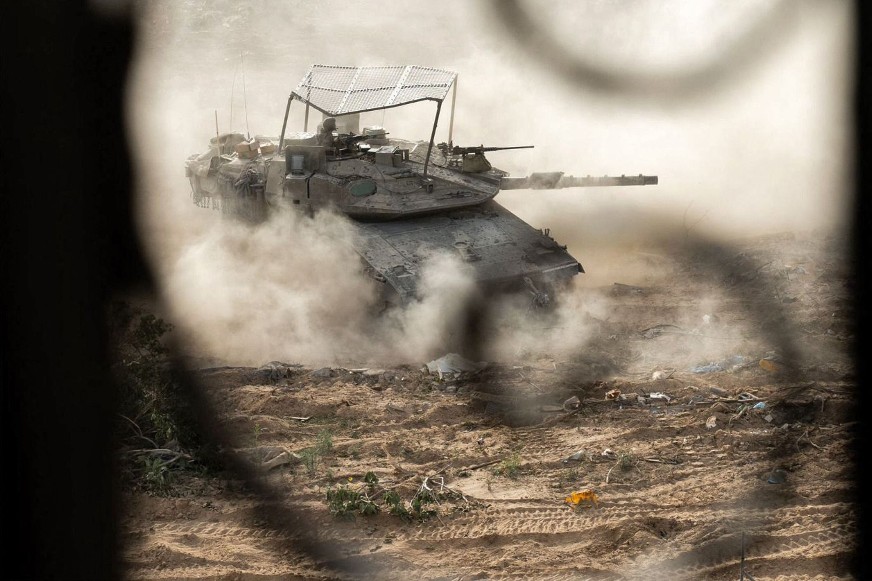 Un tanque de batalla principal del ejército israelí operando en Rafah, en el sur de la Franja de Gaza. (Foto del ejército israelí / AFP).