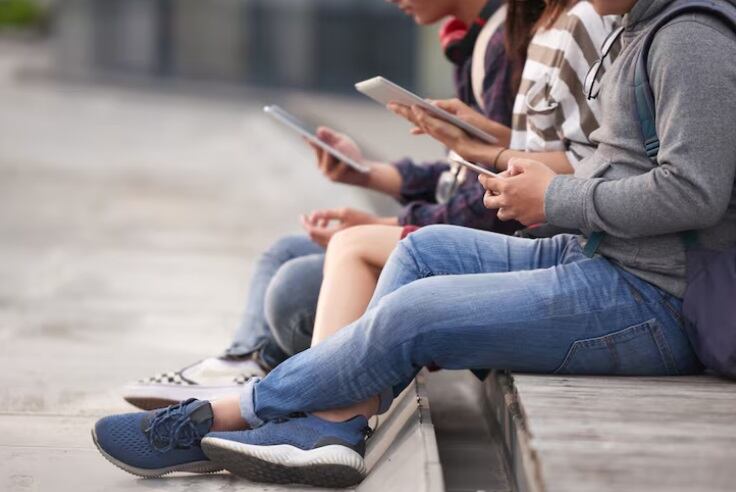 La recomendación es usar solo redes seguras, revisar las cuentas bancarias con frecuencia y emplear VPN de pago para una mayor protección. (Foto referencial: Freepik)