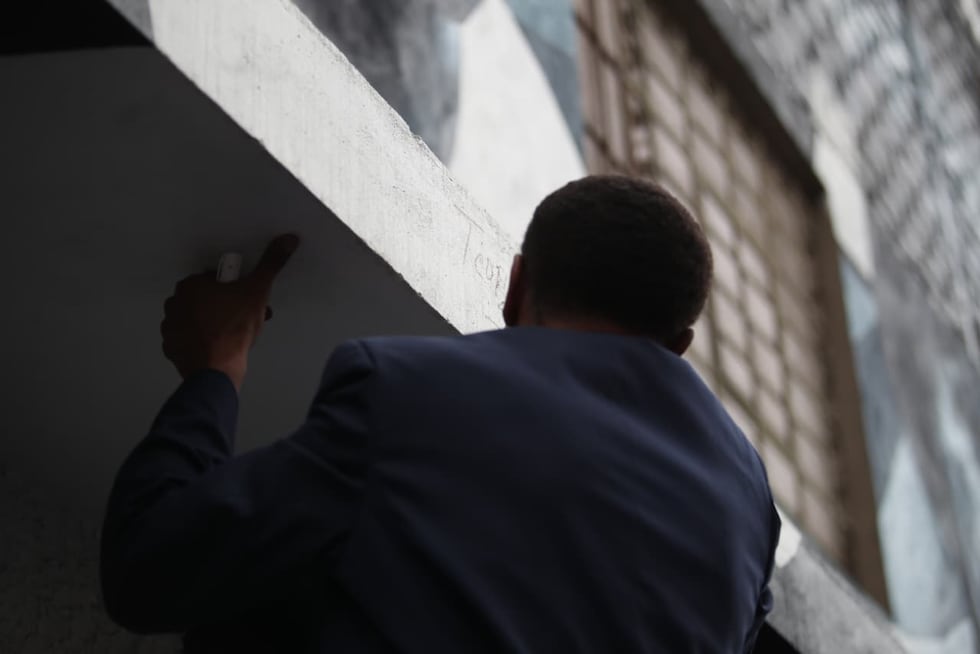 Teófilo Cubillas firmando el mural con su imagen. (Foto: Jesús Saucedo / GEC)