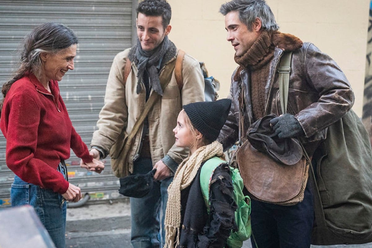 Tras la muerte de su esposa, Hugo, su hermano y su hija viajan a Madrid para reunirse con el resto de su familia (Foto: Antena 3)