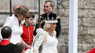 Vestido de la reina Camila tiene bordados a los perros corgis de  Isabel II