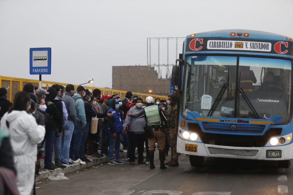 El hacinamiento en los buses y paraderos es el nuevo flanco que se ha abierto en la lucha contra el coronavirus (Foto: Violeta Ayasta)