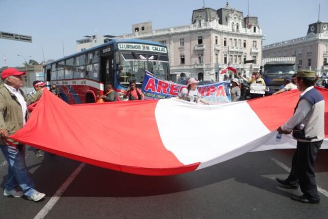 Desde muy temprano las personas se ubicaron en los alrededores de la Plaza Dos de Mayo con miras a participar de la Marcha Nacional. Foto: GEC