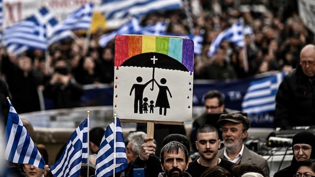 Grecia: Miles de personas protestan en Atenas contra ley que legaliza el matrimonio homosexual