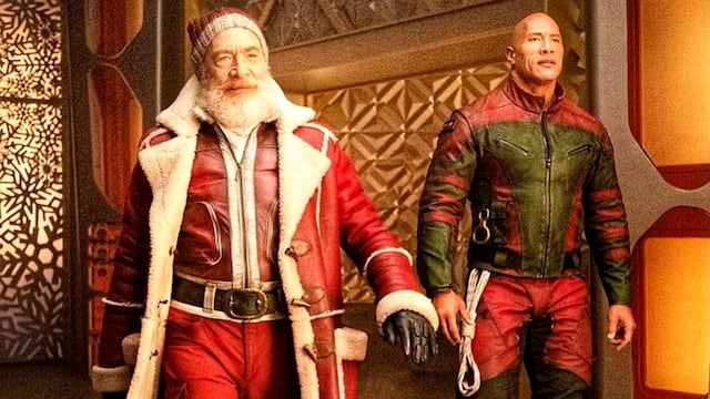 The Rock nos presenta una ruda historia de Navidad en "Código: traje rojo" donde JK Simmons es Papa Noel. (Foto: Warner Bros.)