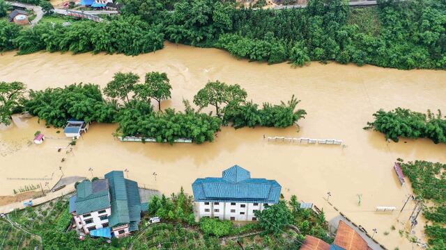 Lluvias torrenciales e inundaciones dejan al menos 20 muertos en el sur de China 