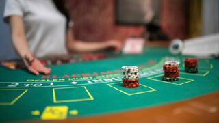 Casinos y tragamonedas funcionarán con 50% de aforo y clientes usarán mascarillas y protectores faciales