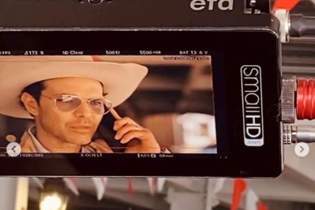 Juan Alfonso Baptista en medio de las grabaciones de la segunda temporada de "Pasión de gavilanes" como Óscar Reyes, con un teléfono en la mano. ¿Con quién estará hablando? (Foto: Juan Alfonso Baptista / Instagram)