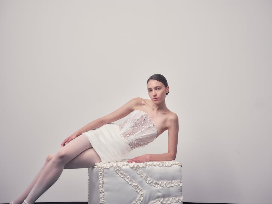 El vestido "Festejo" está creado para una mujer tradicional que busca llevar un vestido cómodo pero protagonista en su fiesta nupcial. (Foto: Ivan Salinero)