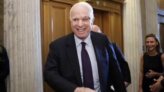 El "No" de McCain, la dramática votación que salvó Obamacare y frustró a Trump [VIDEO]