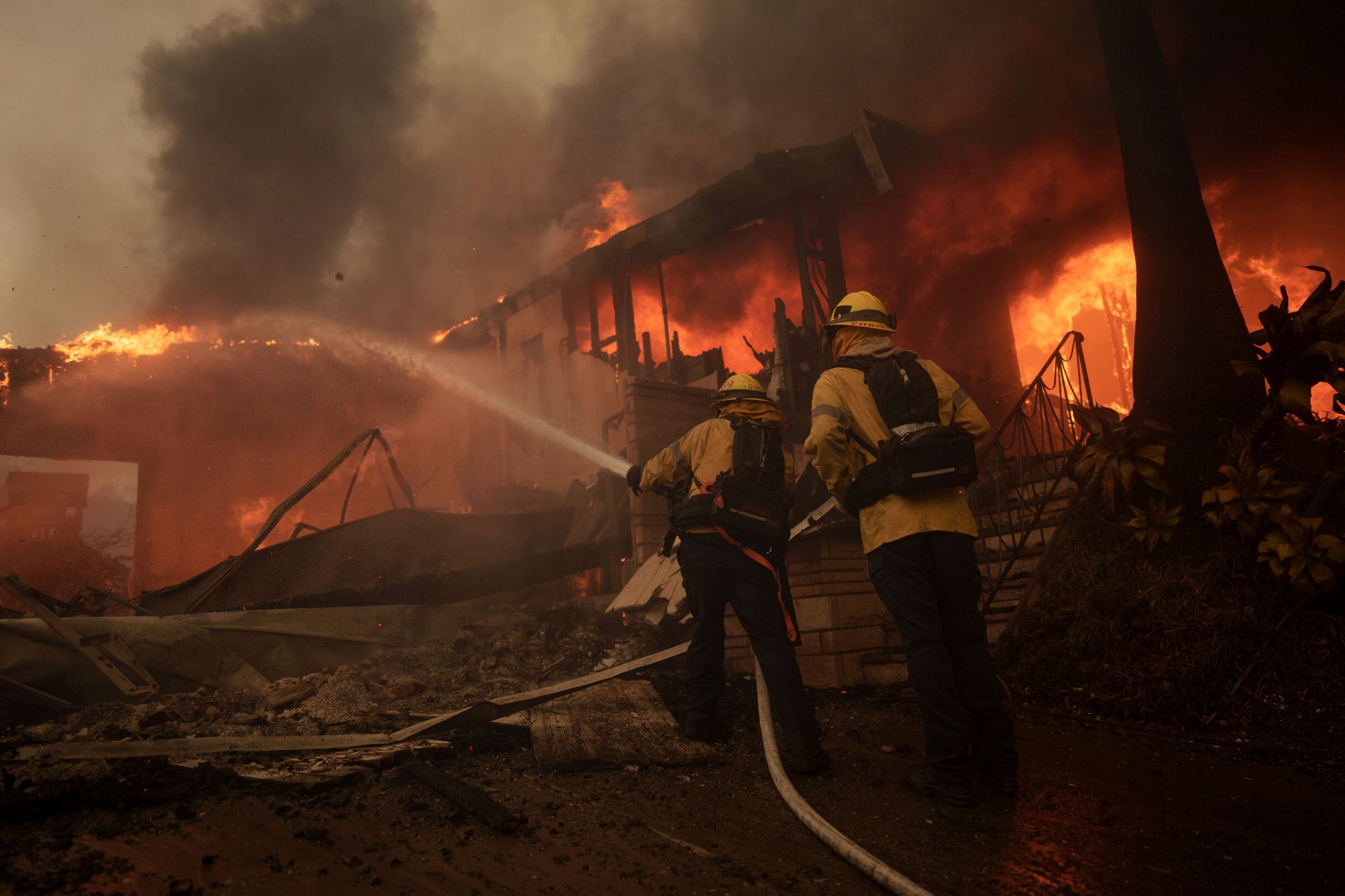 Los bomberos luchan contra las llamas del incendio de Palisades en el vecindario de Pacific Palisades en Los Ángeles, California. (Foto: Eric Thayer / Getty Images)