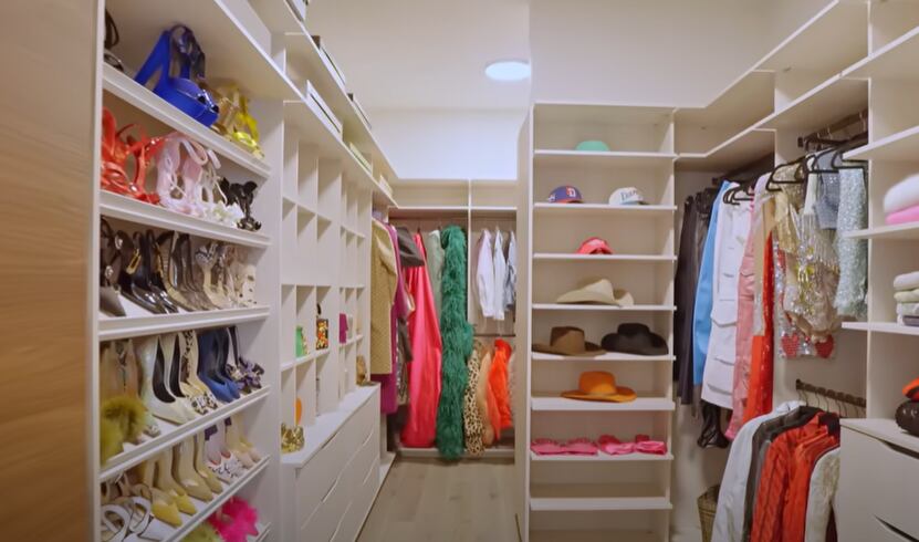 El closet de Natti Natasha es una de las áreas más lujosas (Foto: Architectural Digest México y Latinoamérica / Youtube)