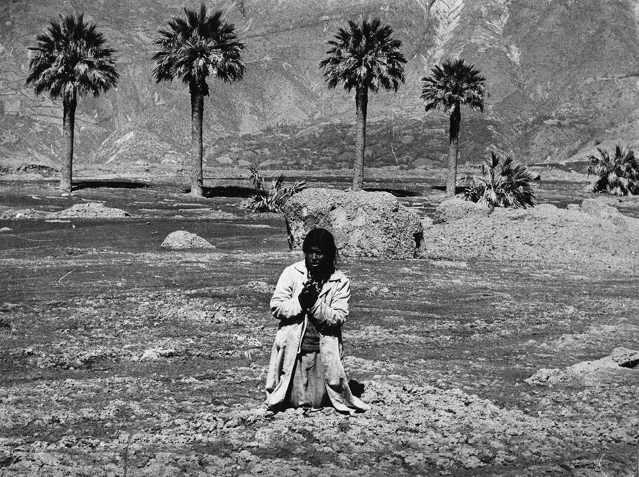 Mujer reza arrodillada en lo que fue la plaza de armas de Yungay, durante los primeros días tras el sismo-aluvión. (Foto: Javier Ascue / Archivo Histórico de El Comercio)