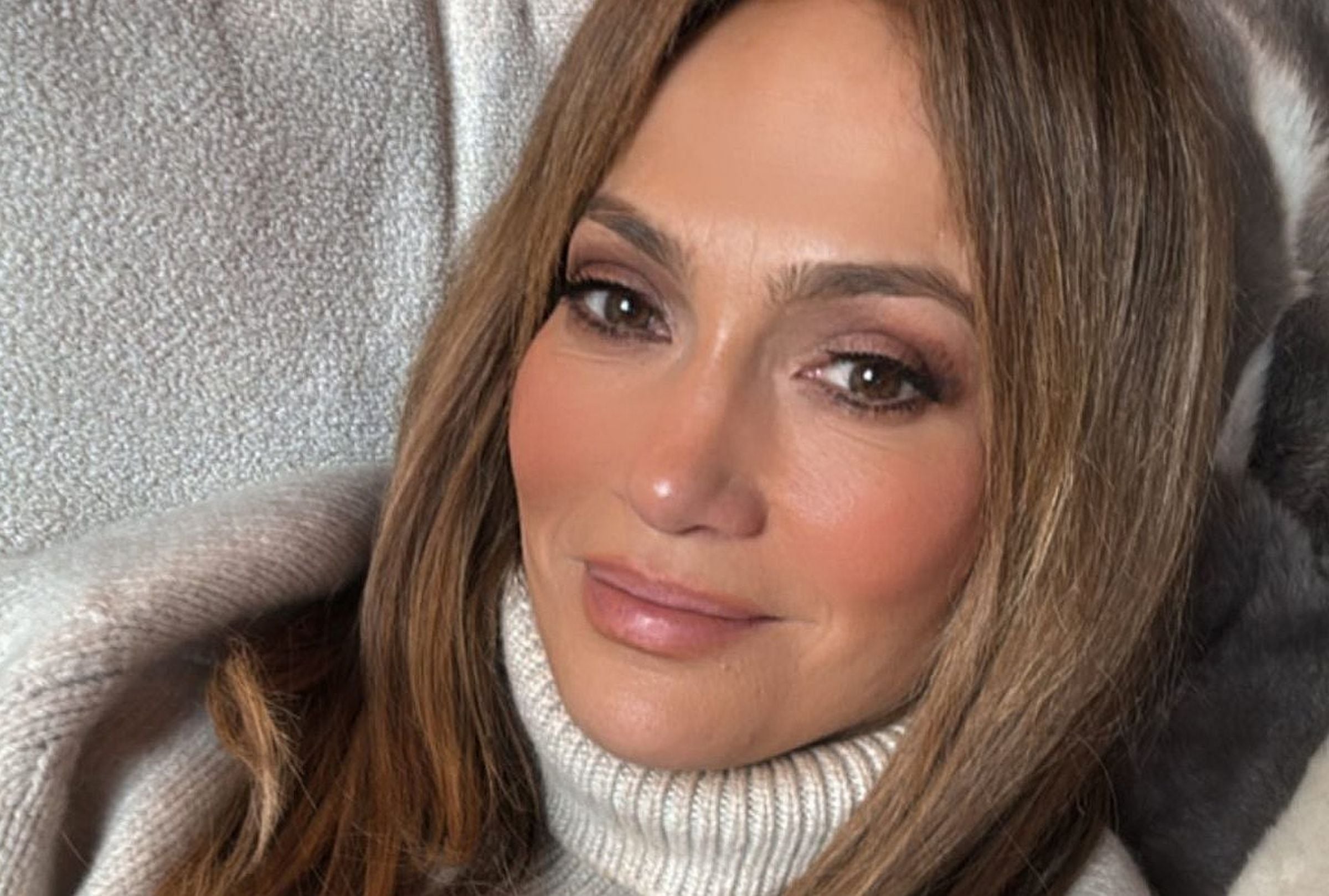 Jennifer Lopez realizó diversas actividades en Aspen. Por ejemplo, se fue a esquiar, paseó en trineo y hasta bailó cerca de un árbol de Navidad. (Foto: @jlo / Instagram)
