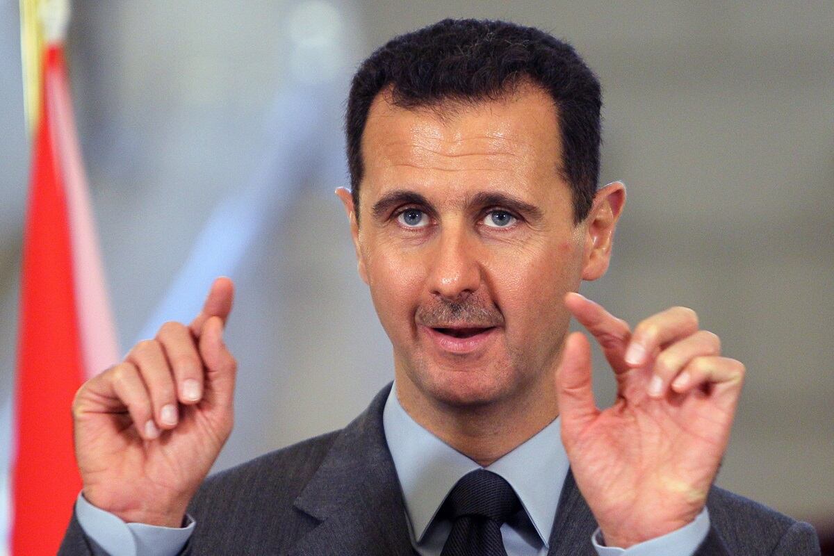 Bashar al Assad hace un gesto mientras se dirige a los medios de comunicación durante una conferencia de prensa en Bucarest, Rumania, el 10 de noviembre de 2010. (Foto de EFE/EPA/Robert Ghement).