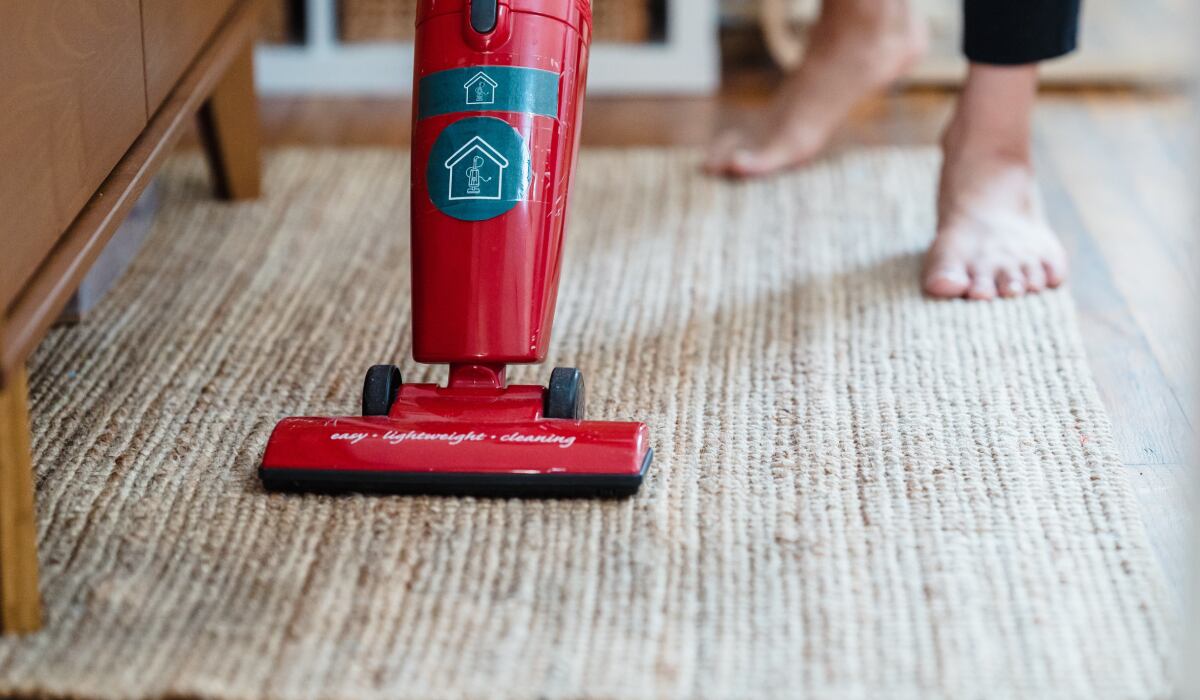 La aspiradora es una gran aliada para limpiar la casa de manera rápida. (Imagen: Liliana Drew / Pexels)