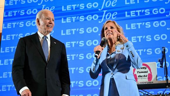 El presidente estadounidense, Joe Biden, y su esposa, Jill Biden, tras el primer debate televisado de la campaña presidencial estadounidense, en Atlanta. (Foto: AFP)